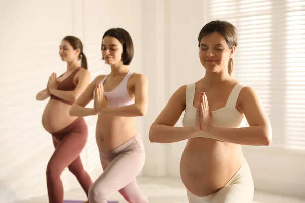 Grupo Mujeres Embarazadas Practicando Yoga Gimnasio —  Fotos de Stock