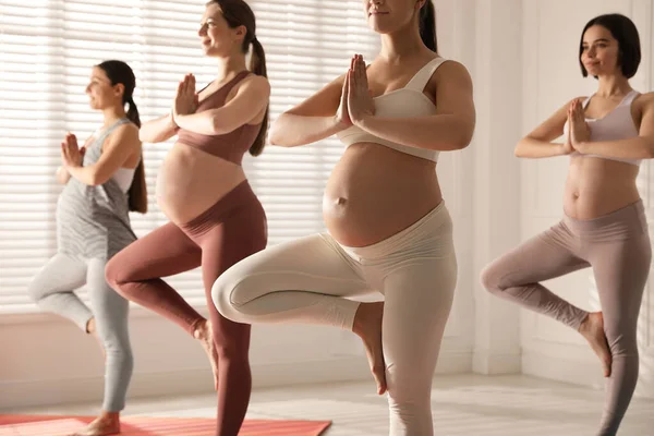 Ομάδα Εγκύων Γυναικών Που Ασκούν Γιόγκα Στο Γυμναστήριο Κοντινό Πλάνο — Φωτογραφία Αρχείου