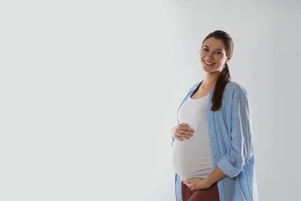 Lycklig Ung Gravid Kvinna Vit Bakgrund Utrymme För Text — Stockfoto