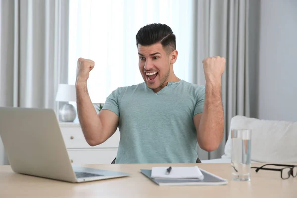 Homem Emocional Participando Leilão Online Usando Laptop Casa — Fotografia de Stock