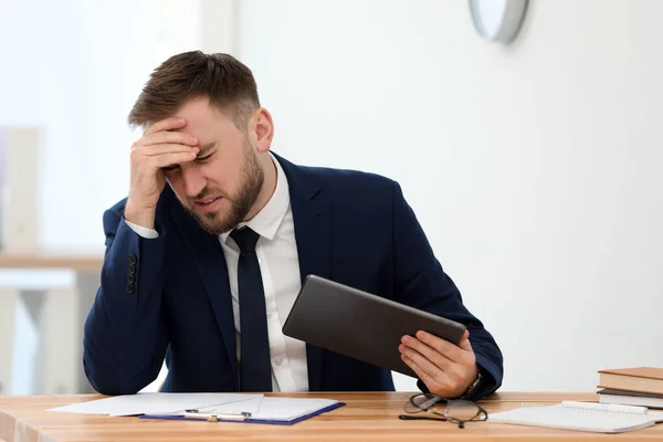 Homem Que Sofre Enxaqueca Trabalho Escritório — Fotografia de Stock