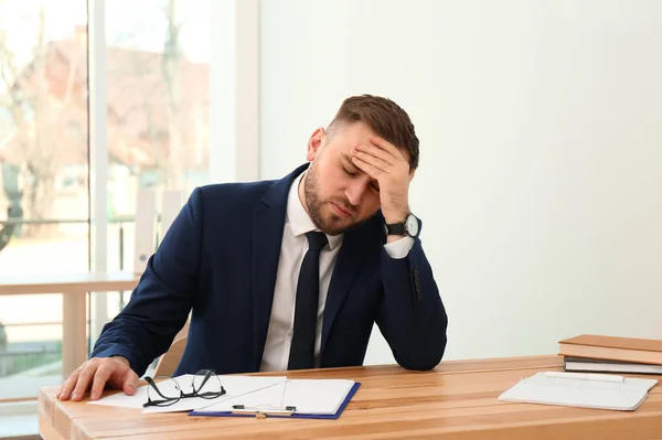 Hombre Sufriendo Migraña Lugar Trabajo Oficina —  Fotos de Stock