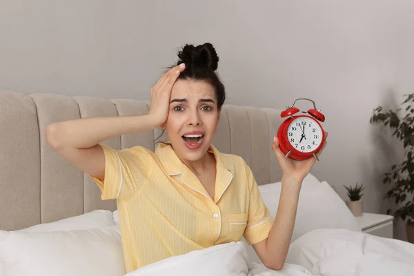 Mulher Adormecida Emocional Com Despertador Cama Conceito Tardio — Fotografia de Stock