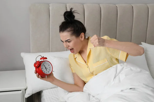 Mulher Adormecida Emocional Com Despertador Cama Conceito Tardio — Fotografia de Stock