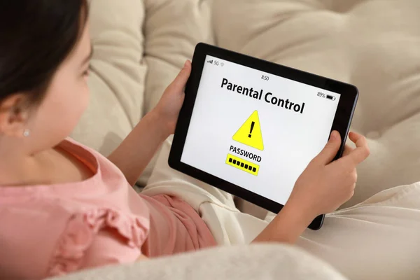 Niña Que Tiene Restricción Acceso Por Control Parental Tableta Primer —  Fotos de Stock