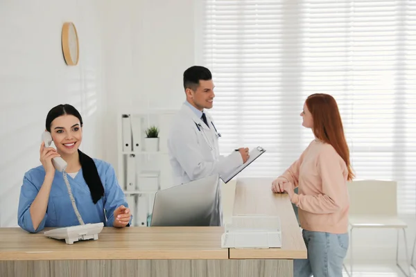 Receptionist Aan Telefoon Terwijl Arts Werkt Met Patiënt Het Ziekenhuis — Stockfoto