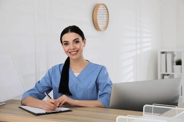 Receptioniste Met Klembord Aan Toonbank Ziekenhuis Ruimte Voor Tekst — Stockfoto