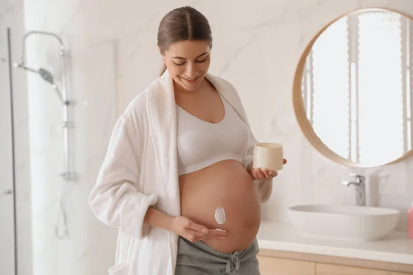 Mujer Embarazada Joven Con Producto Cosmético Baño — Foto de Stock