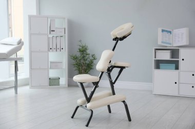 Klinikte modern masaj koltuğu. Tıbbi ekipman