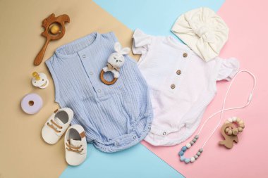 Bebek kıyafetleri ve aksesuarları renk arkaplan üzerinde düz konum
