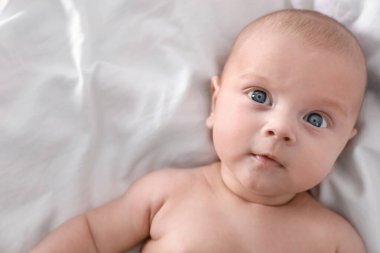 Yatakta uzanmış, güzel bir bebek.