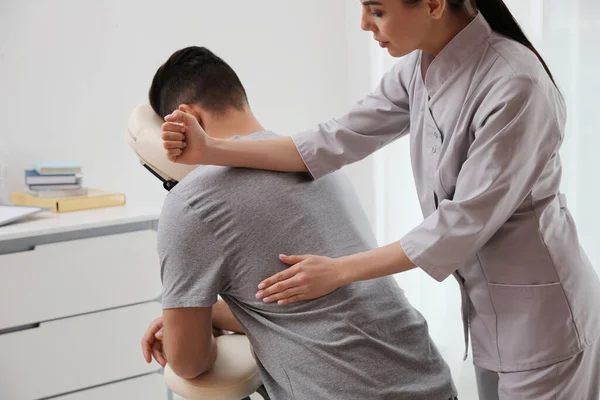 Man Ontvangt Massage Moderne Stoel Binnen — Stockfoto