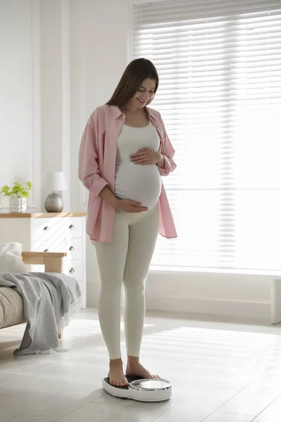 Gravid Kvinna Stående Våg Hemma — Stockfoto