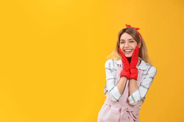 Jonge Huisvrouw Met Handschoenen Gele Achtergrond Ruimte Voor Tekst — Stockfoto