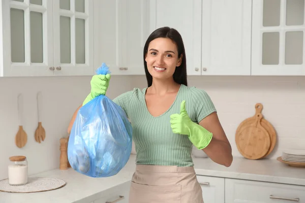 Mulher Segurando Saco Lixo Completo Casa — Fotografia de Stock