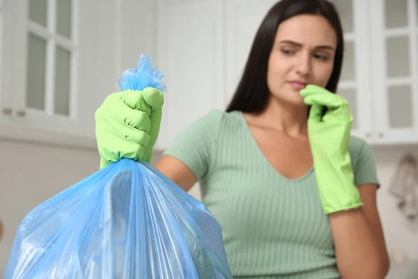 Mujer Sosteniendo Bolsa Basura Llena Casa Concéntrate Mano — Foto de Stock