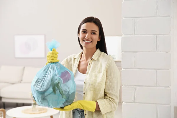 Mulher Segurando Saco Lixo Completo Casa — Fotografia de Stock