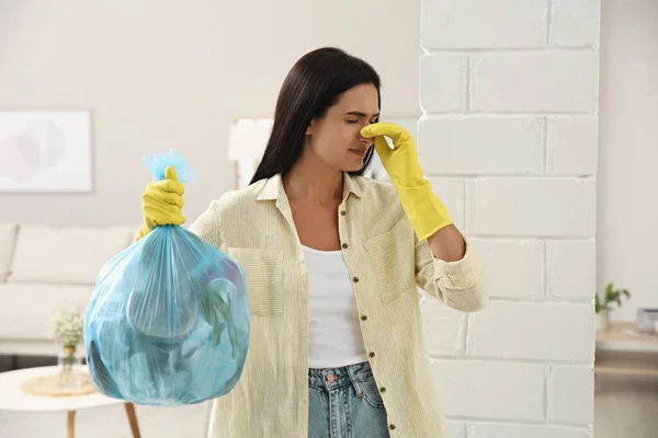 Γυναίκα Κρατώντας Πλήρη Σακούλα Σκουπιδιών Στο Σπίτι — Φωτογραφία Αρχείου