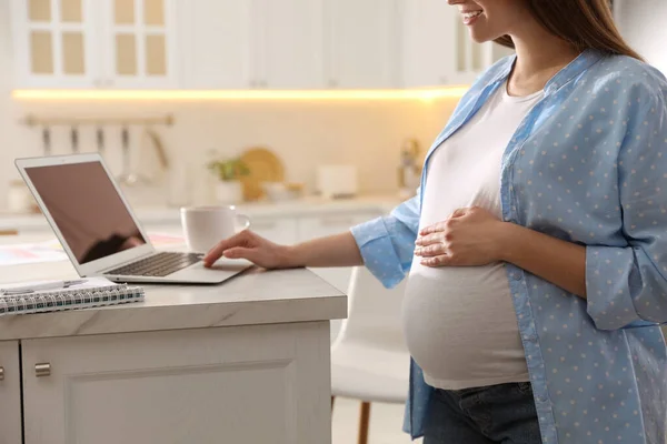 Mulher Grávida Trabalhando Cozinha Casa Close Licença Maternidade — Fotografia de Stock