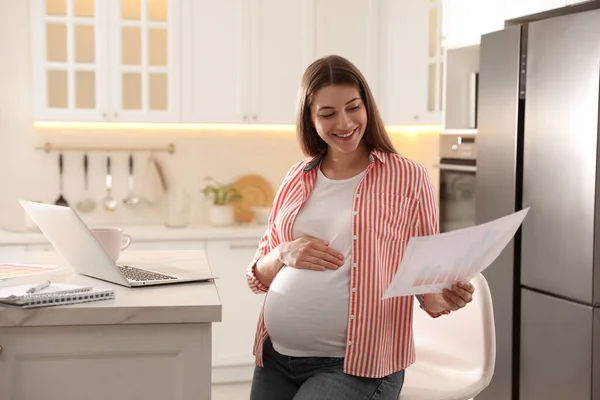 Pregnant Woman Working Kitchen Home Maternity Leave — Stock Photo, Image