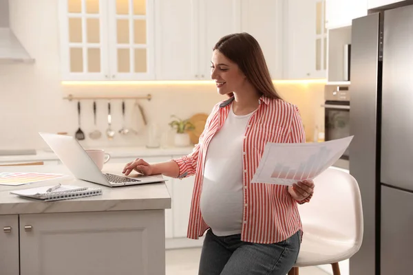 Pregnant Woman Working Kitchen Home Maternity Leave — Stock Photo, Image