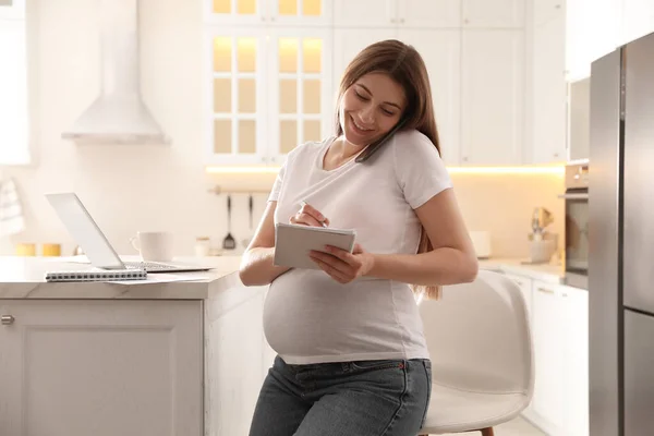 Pregnant Woman Working Kitchen Home Maternity Leave — Stock Photo, Image