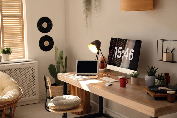 Interior Habitación Con Lugar Trabajo Cómodo Ordenador Moderno Portátil Escritorio —  Fotos de Stock