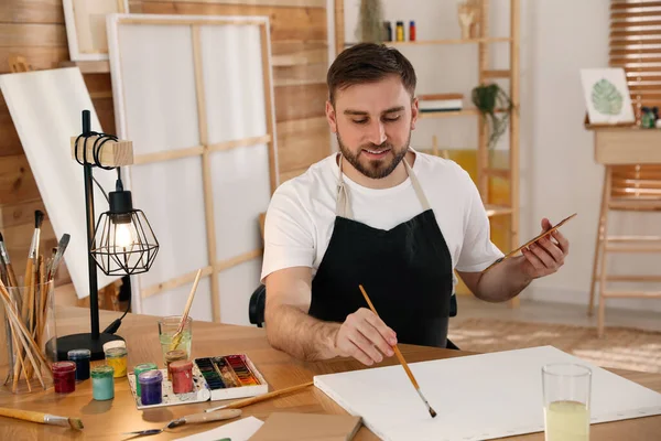 Joven Pintando Con Pincel Estudio Artista — Foto de Stock