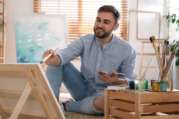 Joven Pintando Sobre Caballete Con Pincel Estudio Artista — Foto de Stock