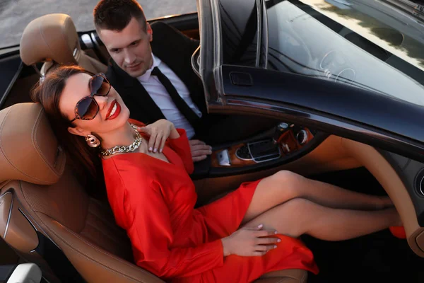 Beautiful Couple Luxury Convertible Car Outdoors — Stock Photo, Image