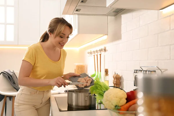 Mujer Poniendo Carne Olla Para Hacer Caldo Cocina Receta Casera — Foto de Stock