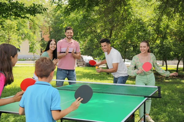 Familia Feliz Con Niños Jugando Ping Pong Parque —  Fotos de Stock