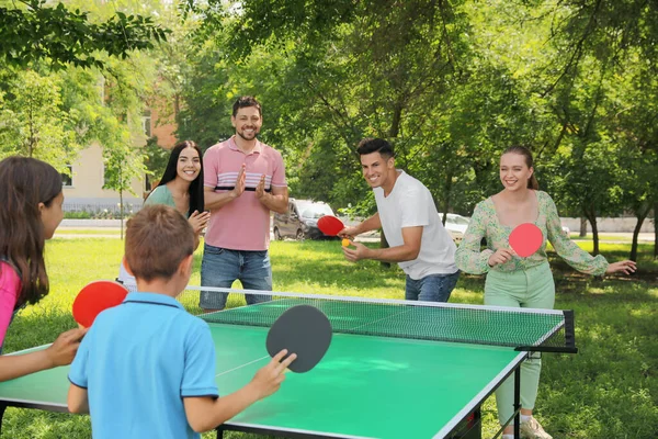 Lycklig Familj Med Barn Som Leker Pingis Parken — Stockfoto