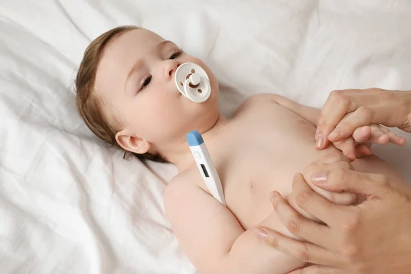 Madre Midiendo Temperatura Bebé Primer Plano Asistencia Sanitaria — Foto de Stock