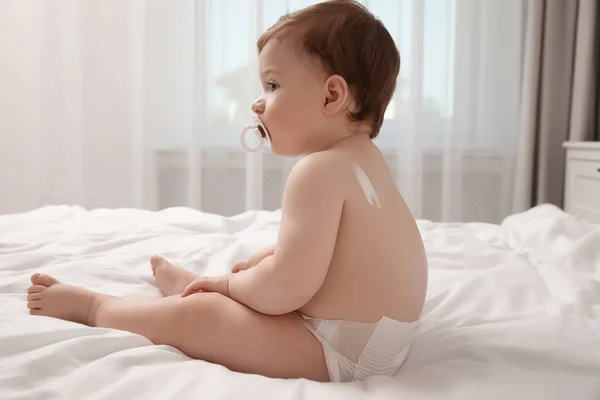 Niedliches Kleines Baby Mit Creme Auf Der Haut Drinnen — Stockfoto