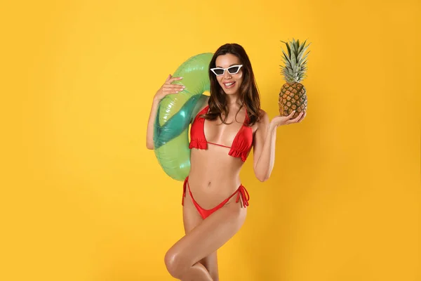 Mooie Vrouw Stijlvolle Bikini Met Ananas Opblaasbare Ring Gele Achtergrond — Stockfoto