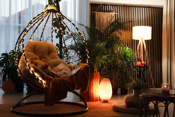 Binnenterras Met Comfortabele Hangstoel Kamerplanten — Stockfoto