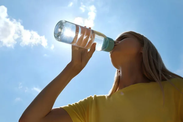 Woman Drinking Water Prevent Heat Stroke Outdoors — Stock Photo, Image