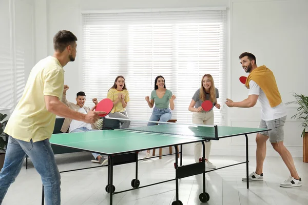 Amigos Felizes Jogando Ping Pong Juntos Dentro Casa — Fotografia de Stock