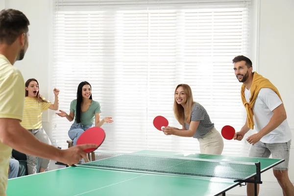Amigos Felices Jugando Ping Pong Juntos Interiores —  Fotos de Stock
