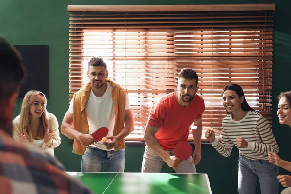 Amici Felici Che Giocano Ping Pong Insieme Chiuso — Foto Stock