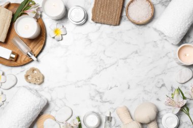 Beyaz mermer arka planda kaplıca malzemeleri çerçevesi, düz zemin. Metin için boşluk
