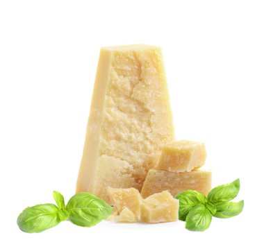 Beyaz arka planda nefis parmesan peyniri ve fesleğen
