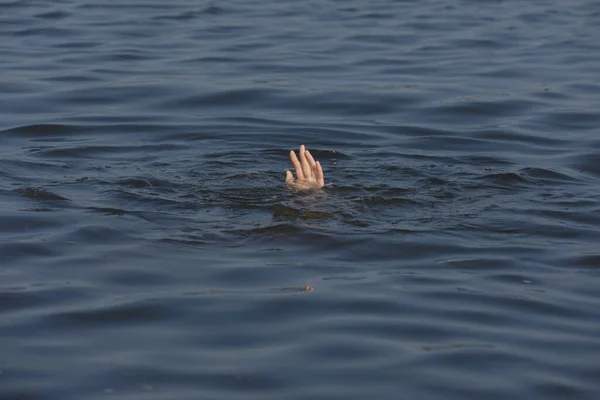 Mujer Ahogándose Buscando Ayuda Mar Primer Plano — Foto de Stock