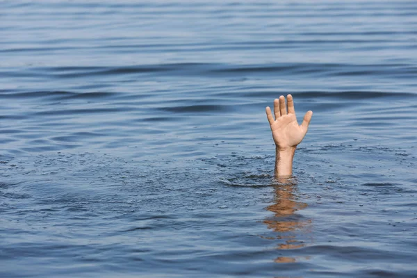 Tonący Człowiek Sięgający Pomoc Morzu Zbliżenie — Zdjęcie stockowe