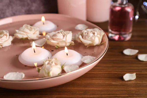 Schüssel Mit Wasser Brennende Kerzen Und Rosen Auf Holztisch Nahaufnahme — Stockfoto