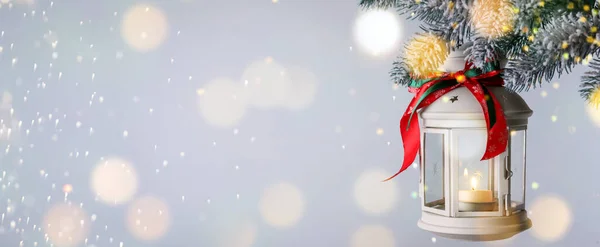Weihnachtslaterne Mit Kerze Auf Schneebedecktem Tannenzweig Vor Hellem Hintergrund Platz — Stockfoto
