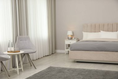 Çift kişilik yataklı güzel bir otel odası.