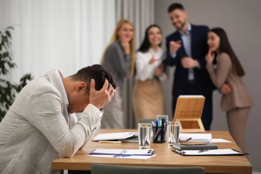 İş arkadaşları iş yerindeki meslektaşlarına sataşıyor, mesaj için yer var.