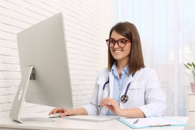 Klinikteki masada çocuk doktoruna danışmanlık yapıyorum.